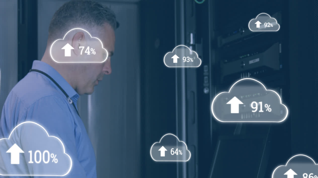animación de iconos de nubes con números crecientes sobre el hombre caucásico en la sala del servidor