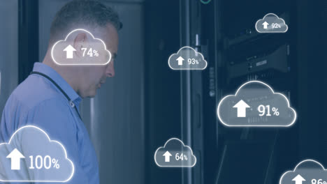 Animation-Von-Cloud-Symbolen-Mit-Wachsenden-Zahlen-über-Einem-Kaukasischen-Mann-Im-Serverraum