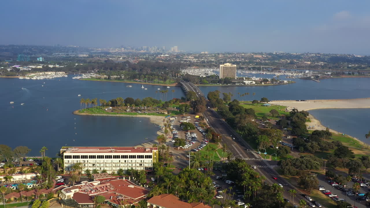 Vista aerea dell'hotel Bahia Resort a Mission Bay con lo skyline di San Diego in lontananza in California, USA