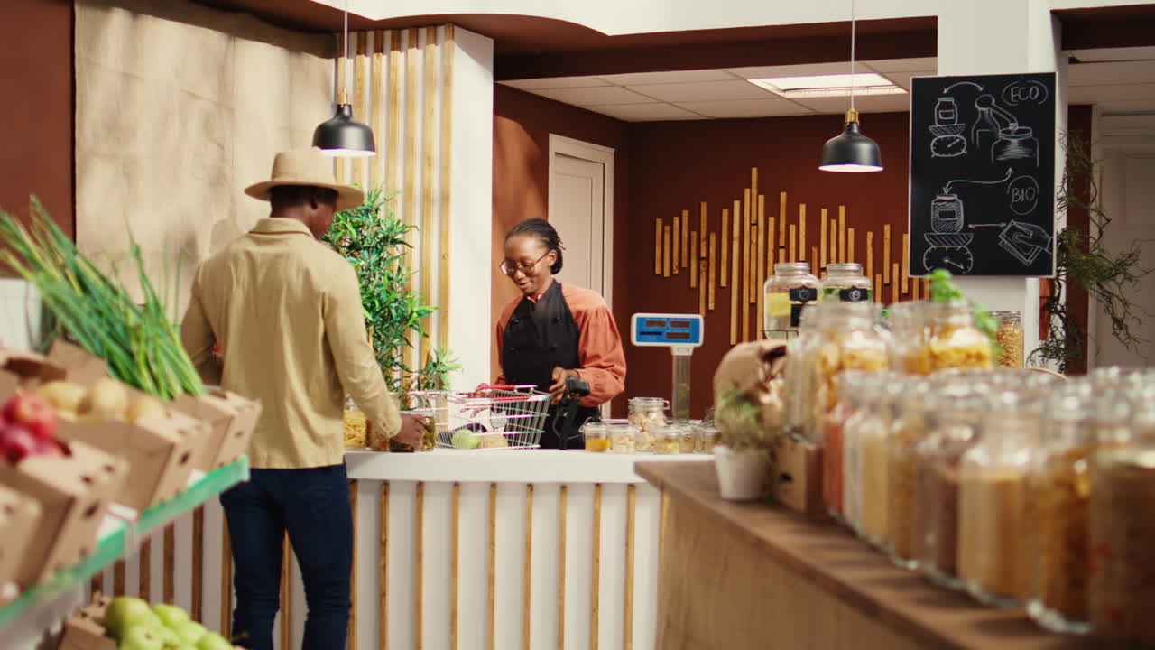 지역 판매자가 농가 시장에서 고객을 위해 신선한 제품을 가중합니다.