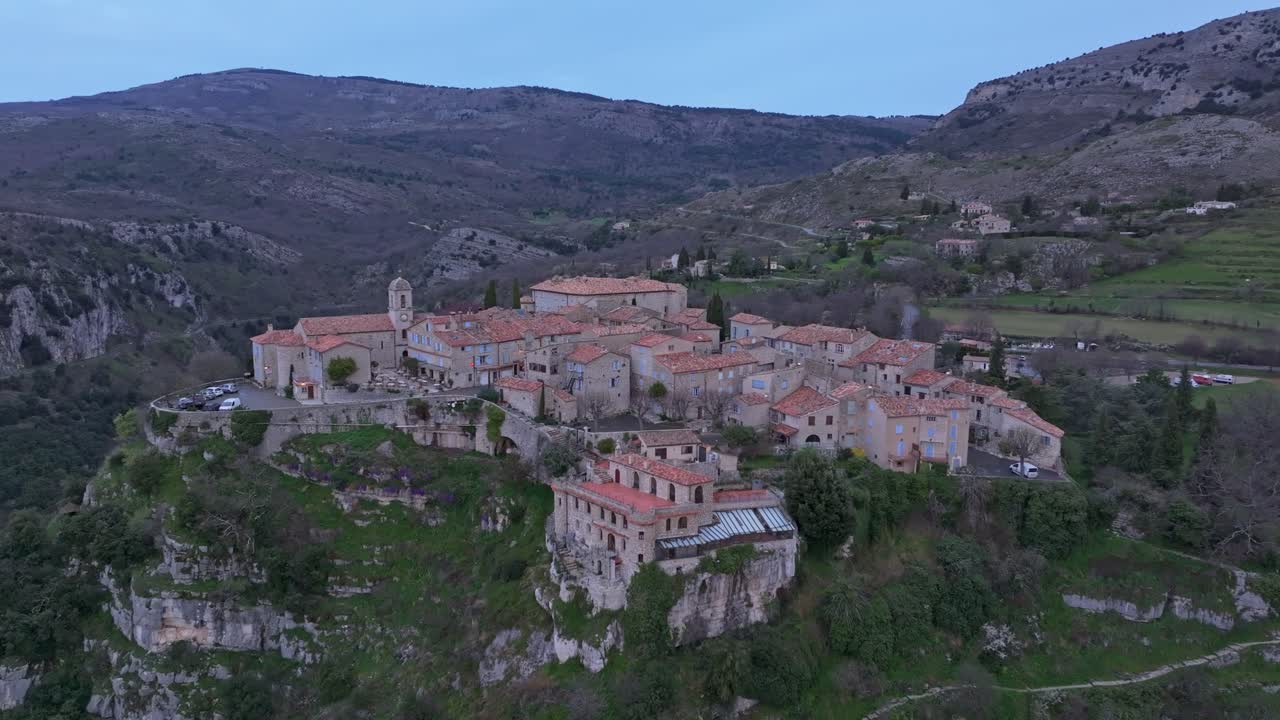 Vista aerea del castello e dei tetti francesi illuminati dalla prima luce, Gourdon