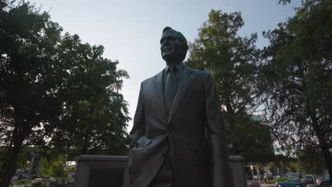 Establecimiento-De-Una-Toma-Del-Monumento-A-Los-Arbustos-En-El-Centro-De-Houston