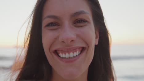 Retrato-De-Una-Mujer-Joven-Sonriendo-A-La-Orilla-Del-Mar