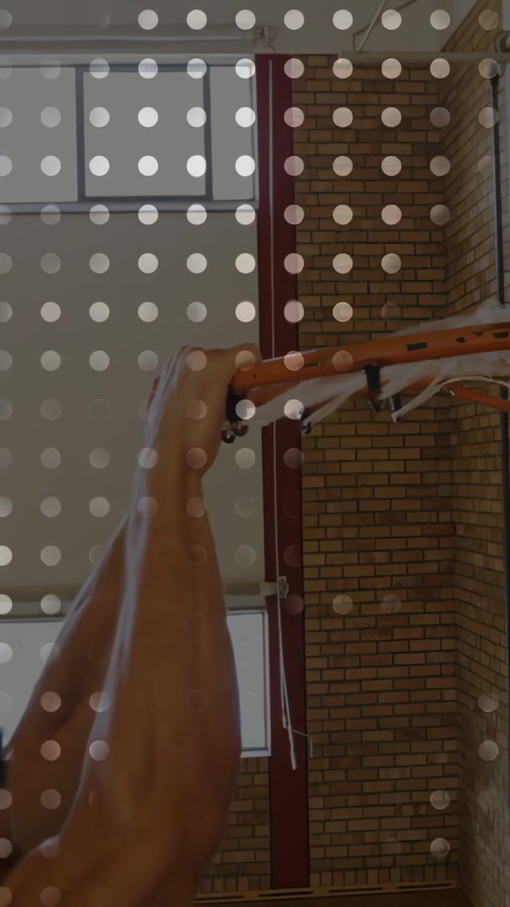 Giocatore maschio che scatta da sinistra, saltando per segnare nello sport mentre un'animazione puntinata traccia l'arco del salto.