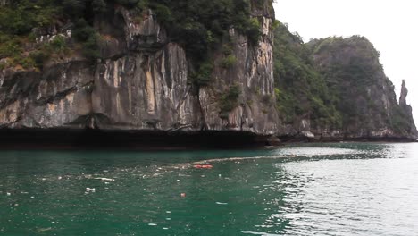 Contaminación-En-La-Bahía-De-Halong,-Hermoso-Paraíso-Destruido-Por-La-Contaminación-En-Vietnam