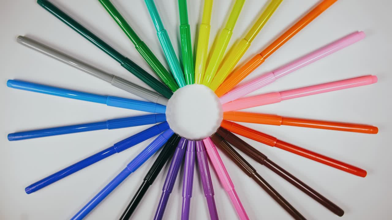 el bolígrafo se sintió en el tocadiscos. el marcador girar girar. girar, crear patrón, hacer el diseño de la forma del círculo. vista superior, colocación plana