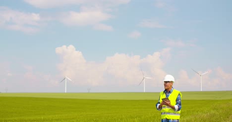 Ingenieur-Mit-Digitalem-Tablet-Bei-Windmühlenpark-13