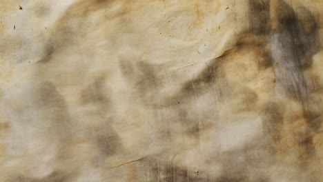 close-up-video von einem stück papier mit verbrannten kanten auf weißem hintergrund
