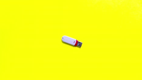 animación en stop motion de los portadores de información de audio sobre un fondo amarillo.