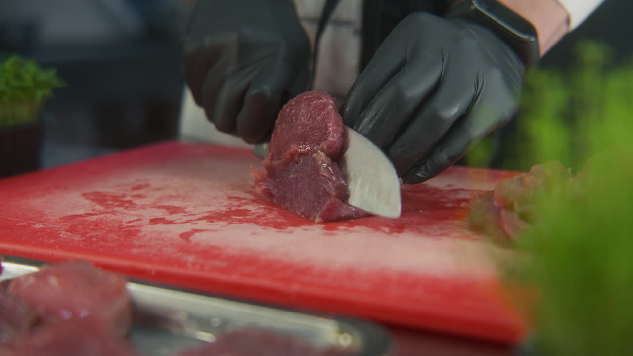 생 고기를 잘라내는 요리사