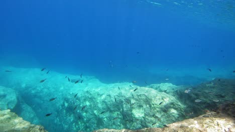 Szene-Unter-Seelandschaft-Der-Insel-Kefalonia-Mit-Zerklüfteter-Landschaft-Im-Ionischen-Meer,-Griechenland