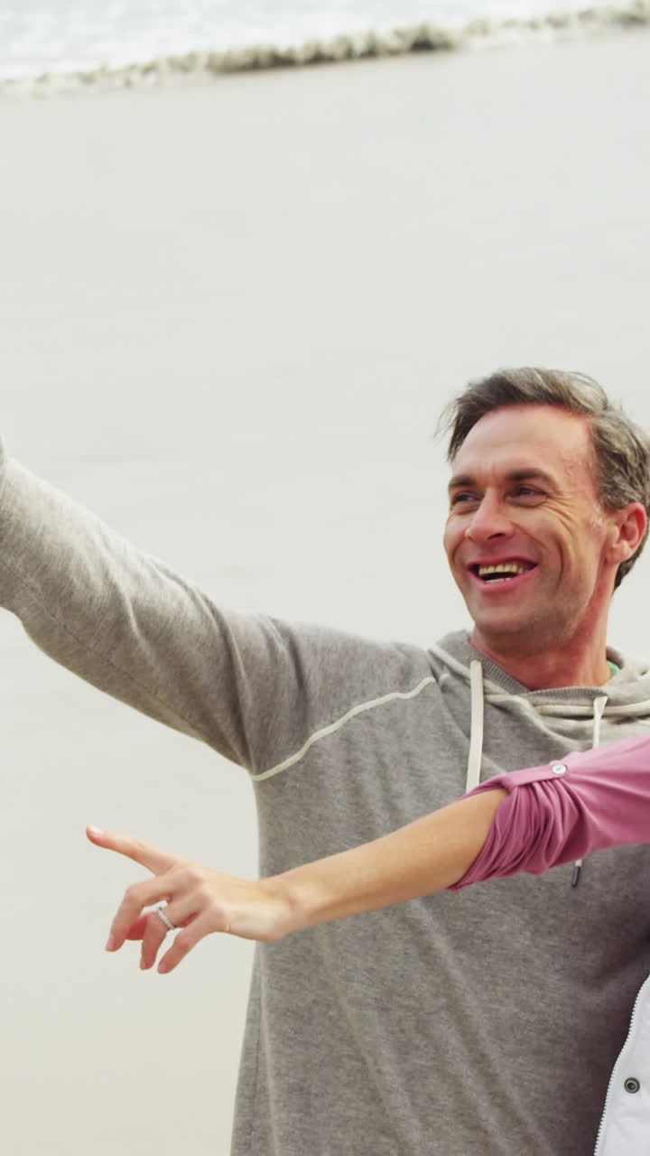 pareja madura tomando una selfie desde el teléfono móvil