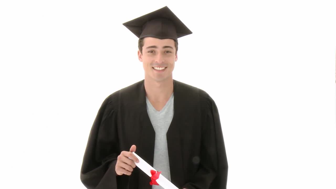 un adolescente celebrando su graduación.