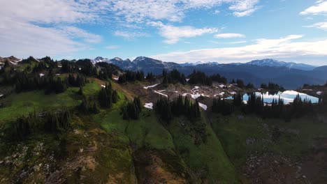 Reflejo-De-Los-Lagos-Alpinos-De-Montaña-En-Canadá