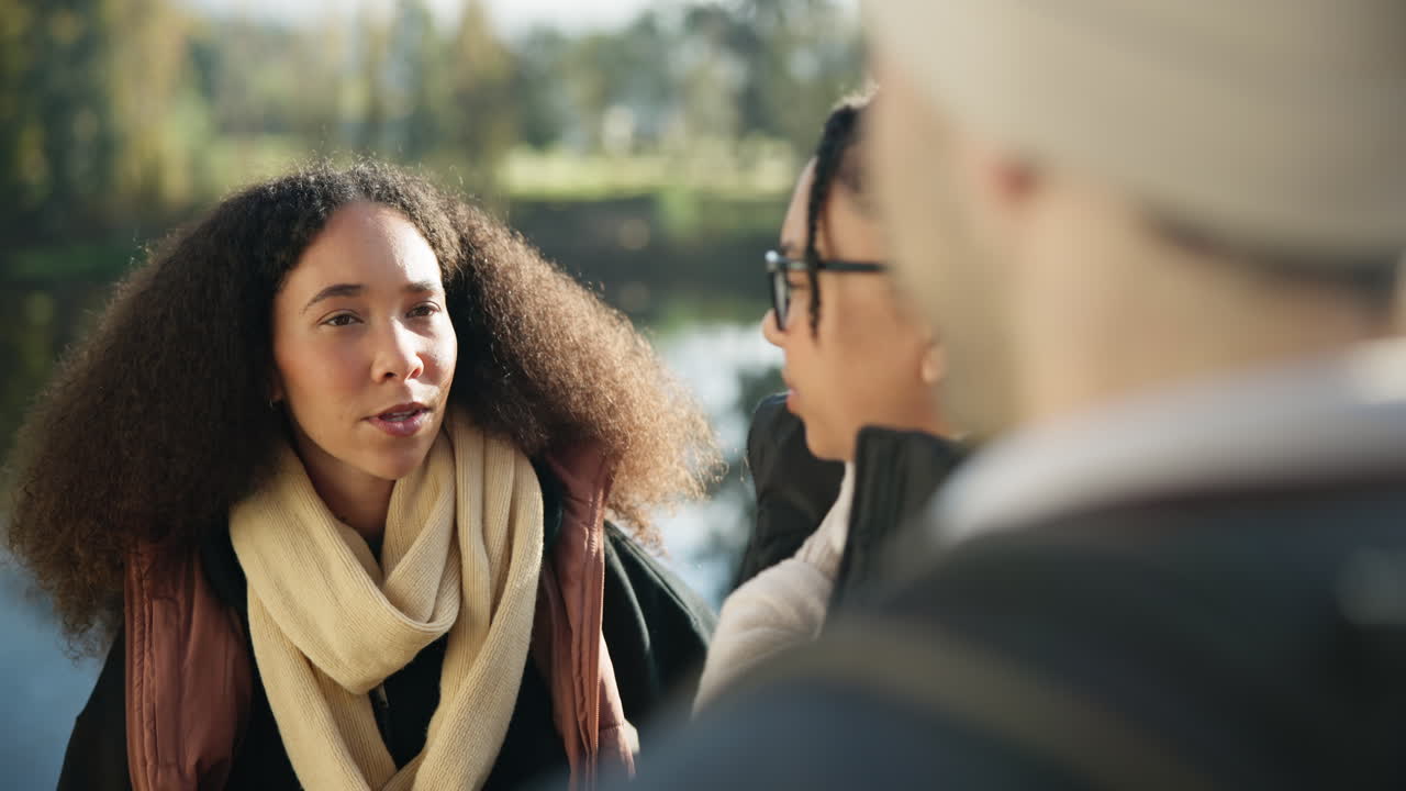 amigos, acampar y hablar con las vacaciones de invierno