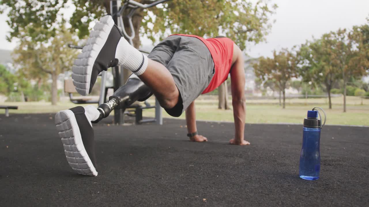 hombre con visión trasera con revestimiento protésico de pierna