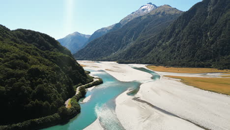 paesaggio idilliaco della valle del fiume haast circondato da una lussureggiante foresta, nuova zelanda