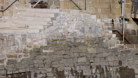 die mayflower-stufen und das denkmal in der barbakane in plymouth, devon in england, vereinigtes königreich