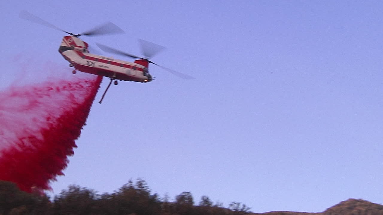helicópteros de extinción de incendios hacen gotas de agua en el incendio de thomas en santa barbara california 7