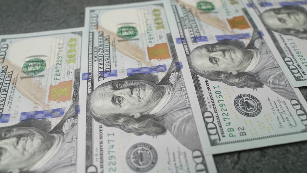 los billetes de 100 dólares. movimiento suave de la cámara