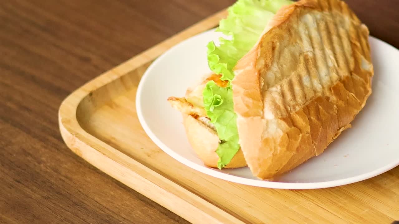 una preparación de comida con bánh mì y fideos