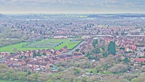 Un-Panorama-Aéreo-Urbano-De-Leicester,-Reino-Unido,-Con-Casas-En-Serie-Y-Un-Estadio-De-Fútbol.