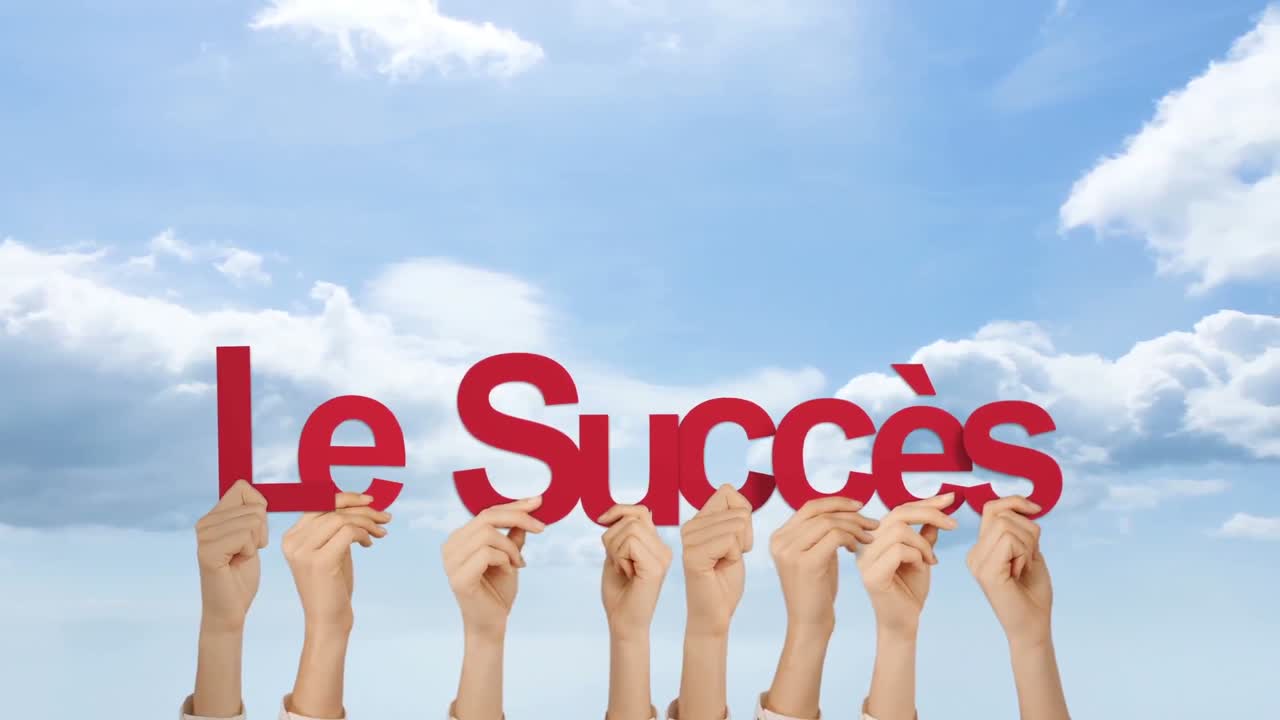 Woman hand holding word LE SUCCES