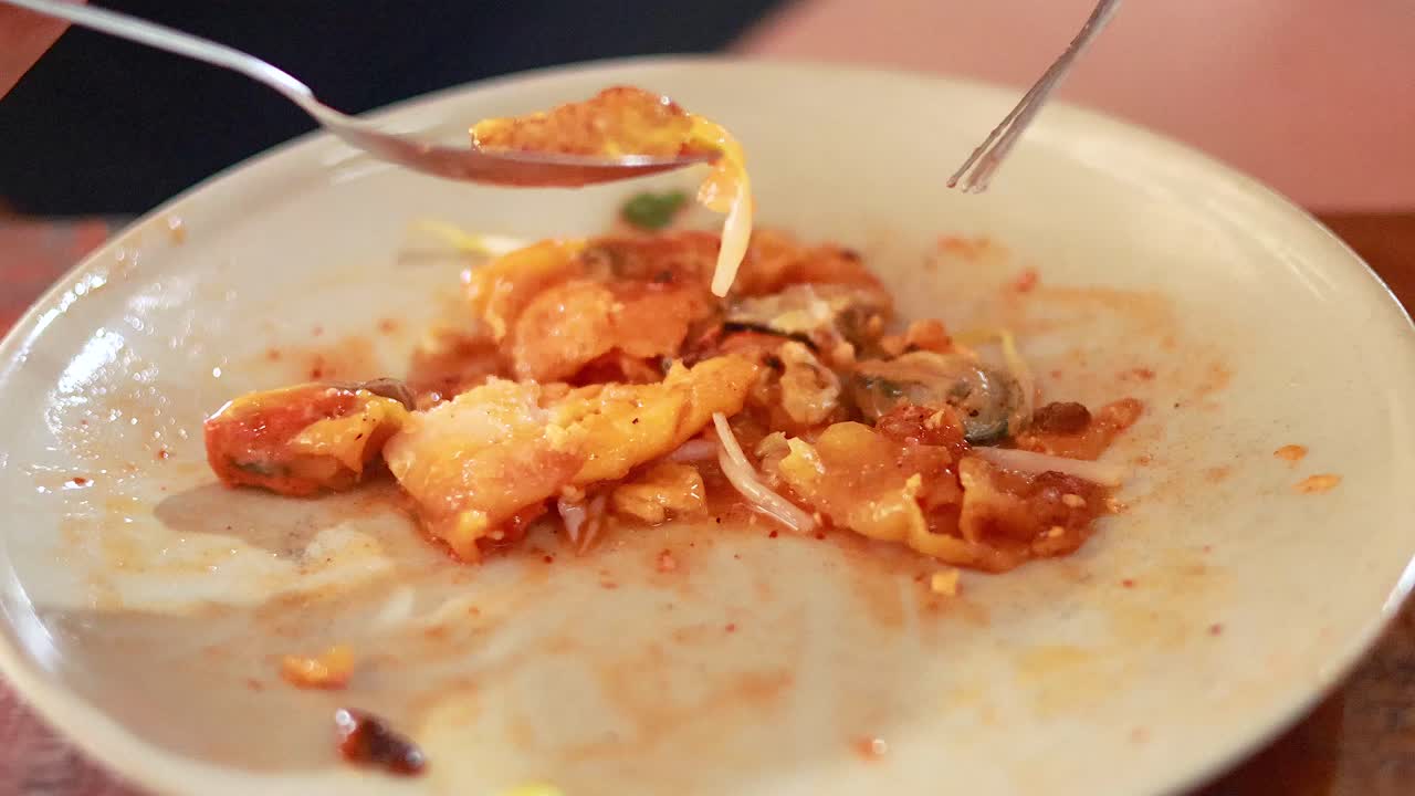 방 시장 에서 맛있는 파드 타이 를 맛보는 것