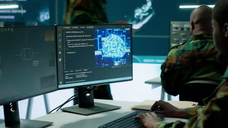 un soldado experto recopila datos de radar por satélite en tiempo real en el puesto de mando.