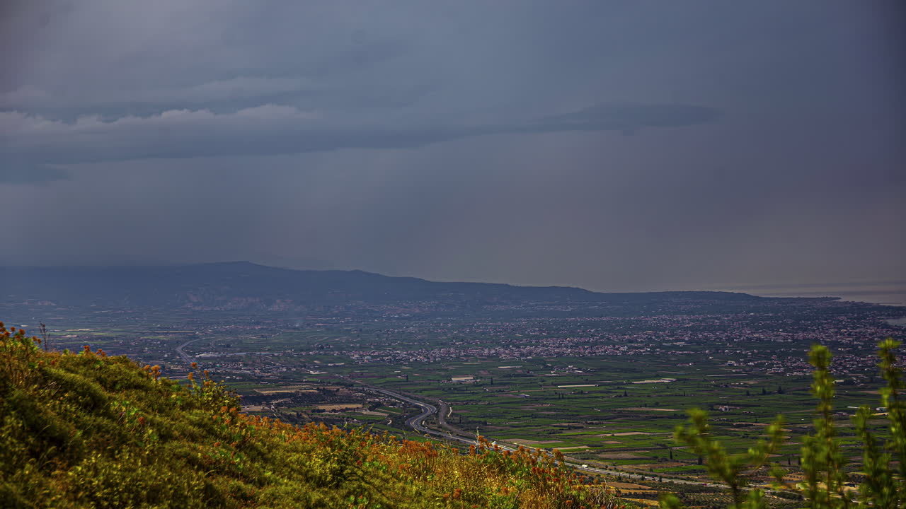 nubes de lluvia y rayos de sol en un gran valle en el continente griego