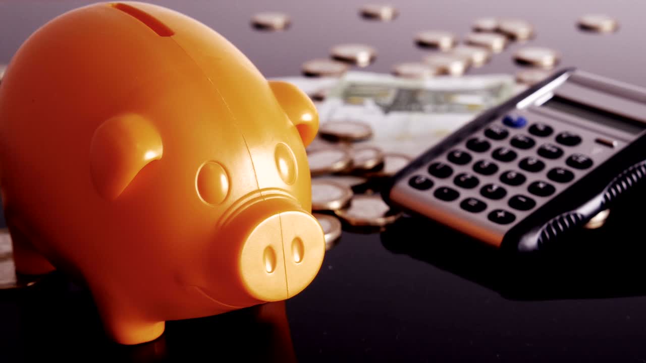 caja de ahorros y calculadora