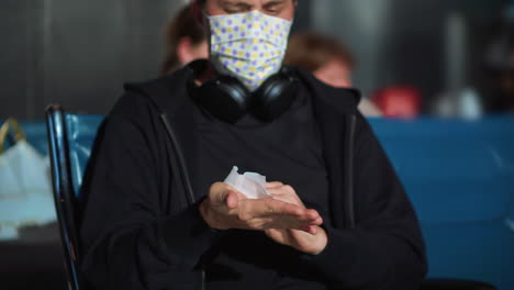 persona desinfectando las manos en el aeropuerto