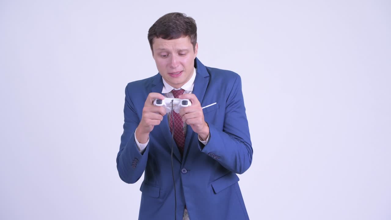 젊은 잘생긴 사업가들이 게임을 하고 있습니다.