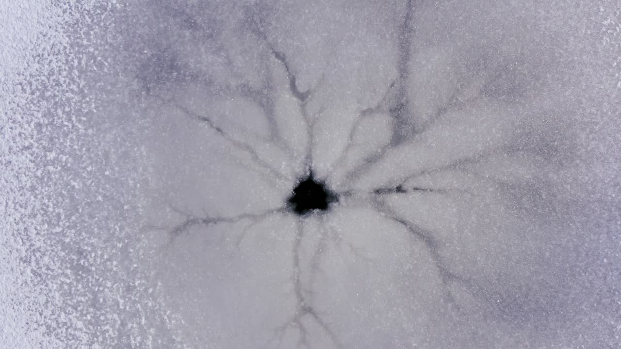 얼어붙은 호수 안의 둥근 구 - 수중 에서 나온 자연 구