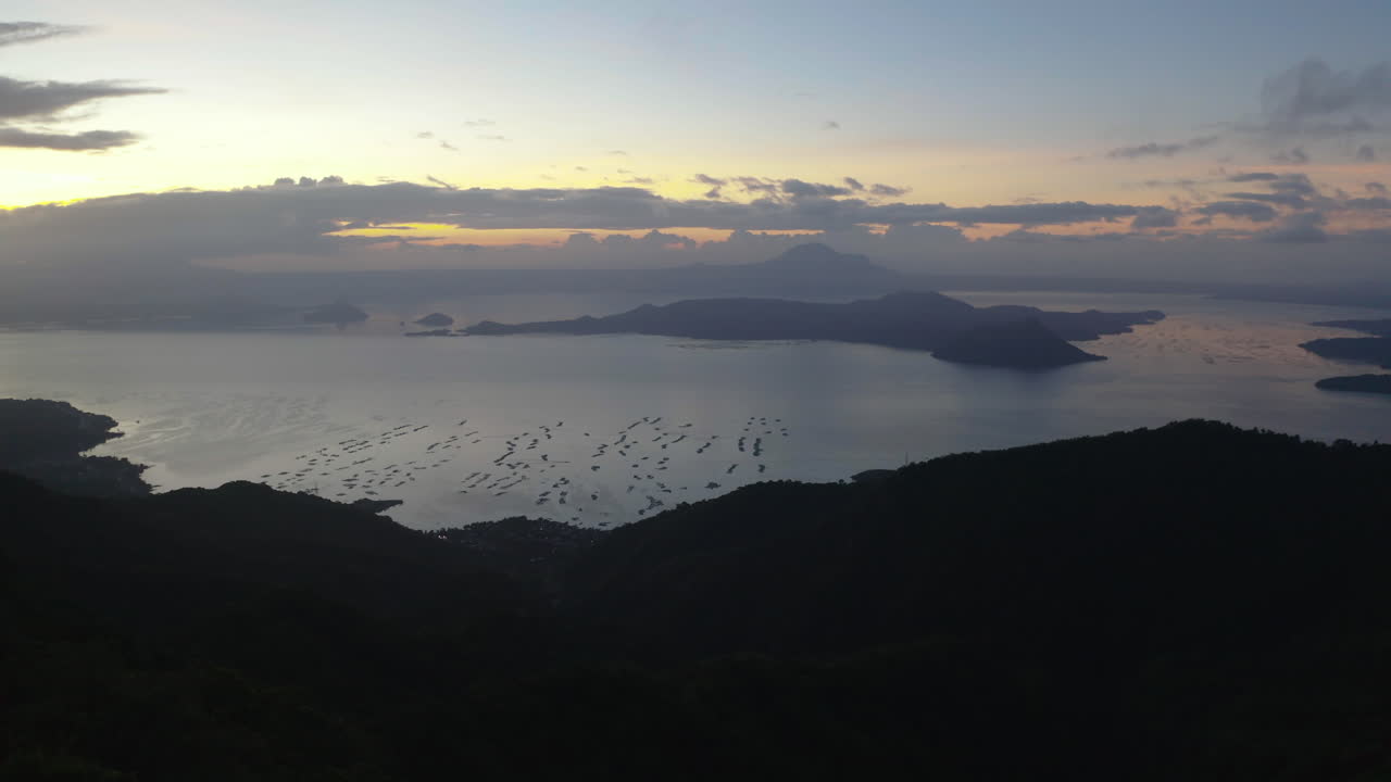 저녁 에 필리핀 해안 을 드러내는 식물성 을 통해 공중 추적 하는 것