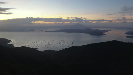 rastreo aéreo a través de la vegetación revelando la costa de filipinas al anochecer