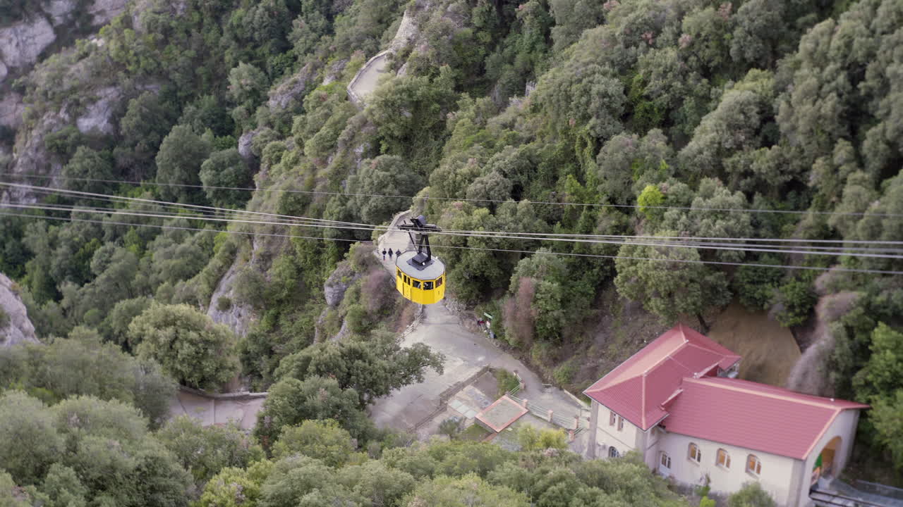 스페인 카탈로니아의 몬세라트 산에 있는 수도원으로 가는 노란색 케이블카