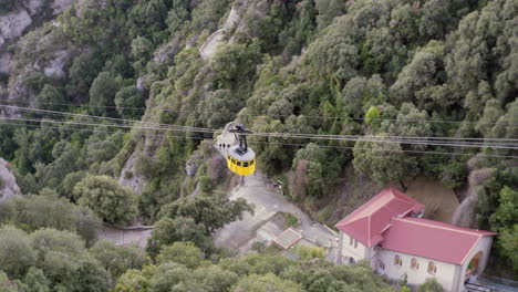 Gelbe-Seilbahn-Hinauf-Zum-Kloster-Auf-Dem-Berg-Montserrat-In-Katalonien,-Spanien