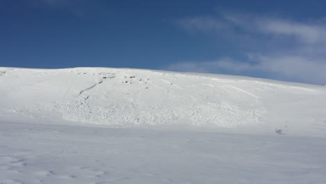 瑞典北部山区的一场小雪崩的空中拍摄