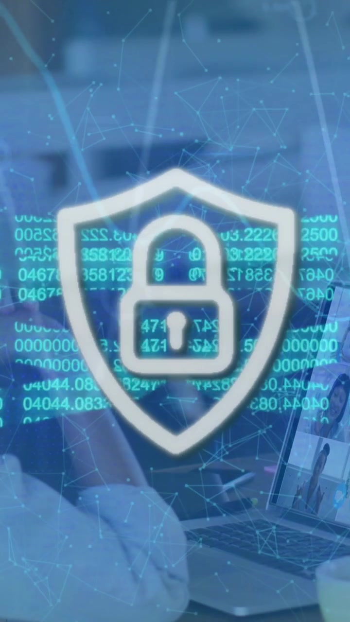 Animazione di lucchetto e catena di sicurezza online su persone in videochiamata su laptop