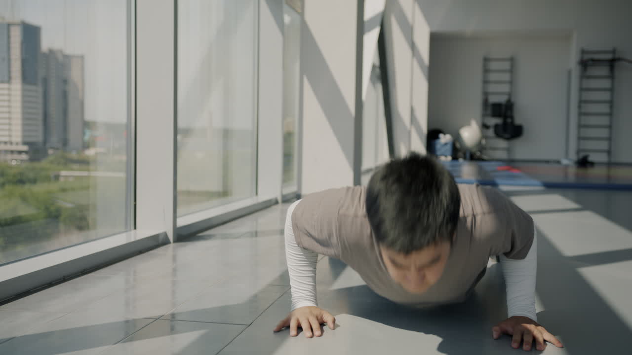 체육관 에서 푸시업 을 하는 남자