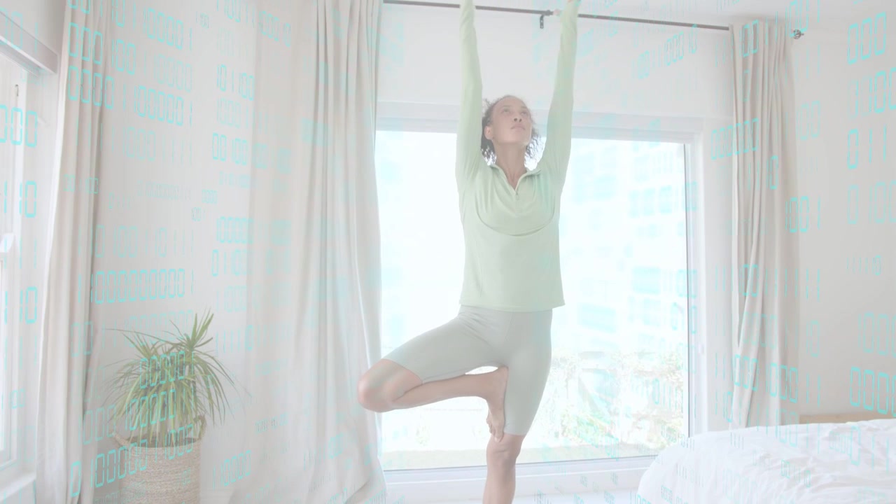 Mulher entrando no quarto, caminhando até a janela, segurando uma garrafa, pegando um objeto do tapete, equilibrando-se para fitness.
