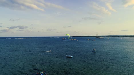 Luftaufnahme-Junger-Mann-Kitesurfen-Im-Tropischen-Blauen-Ozean-Auf-Sanur-Bali