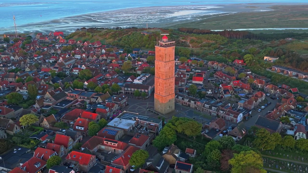 Brandaris fyrtårn i Vest-Terschelling ved solopgang, luftfoto.