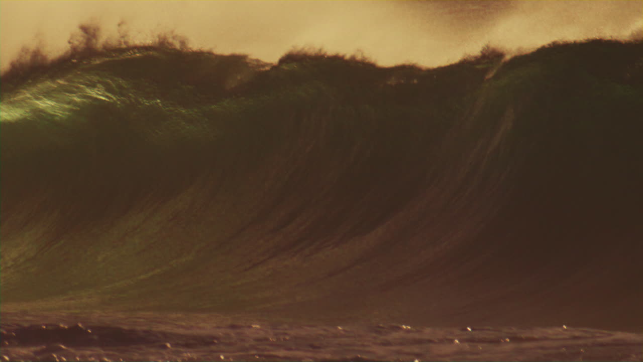 아침 일찍 부드러운 빛이 파도를 가로질러 춤을 추고, 바다 바람이 바다의 분사 안개를 위로 끌고, 빛이 물 위에 반사되면서 오른쪽으로 니다.