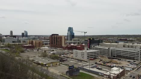 Grand-Rapids-Michigan-Centro-De-Imágenes-De-Aviones-No-Tripulados-Edificios-Paisaje-Urbano