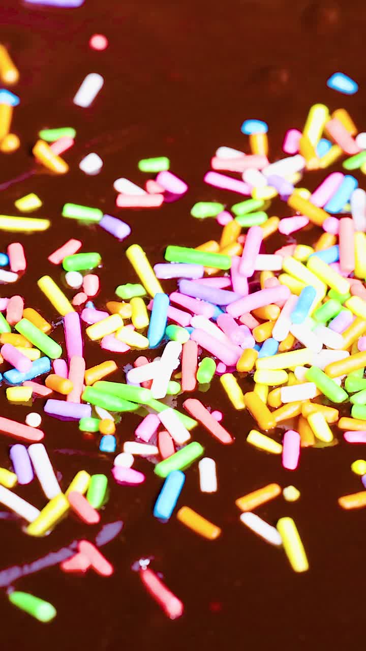 salpicaduras esparcidas sobre una capa lisa de chocolate