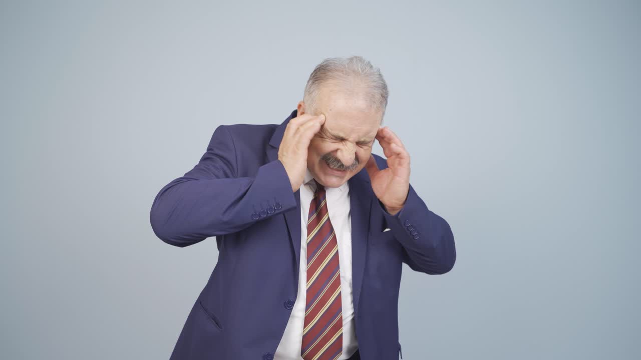 hombre de negocios con dolor de cabeza.