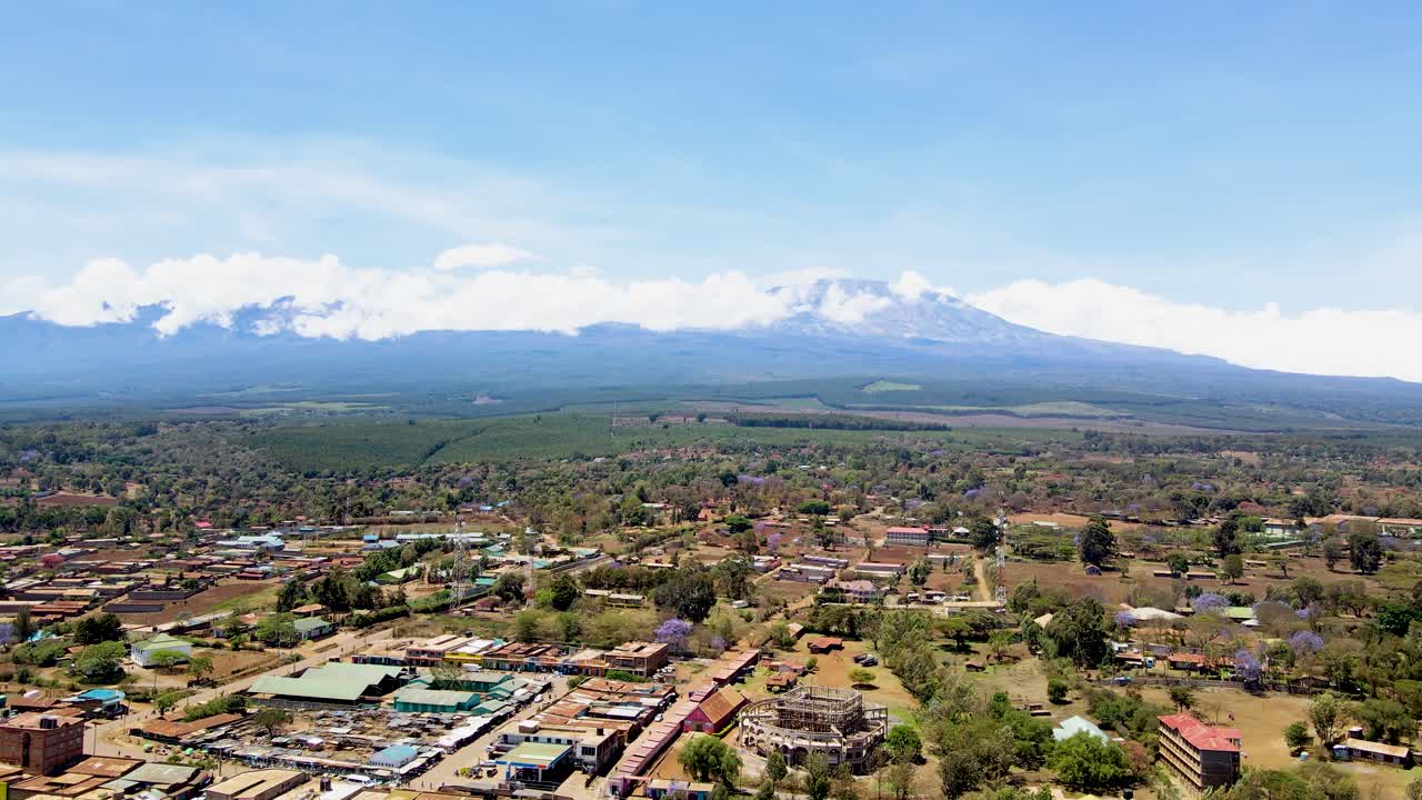 케냐의 시골 마을에서 킬리만자로가 배경입니다.