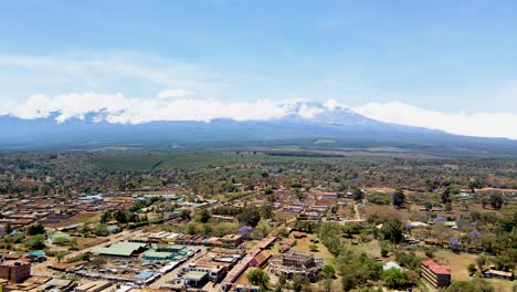 pueblo rural de kenya con el kilimanjaro en el fondo